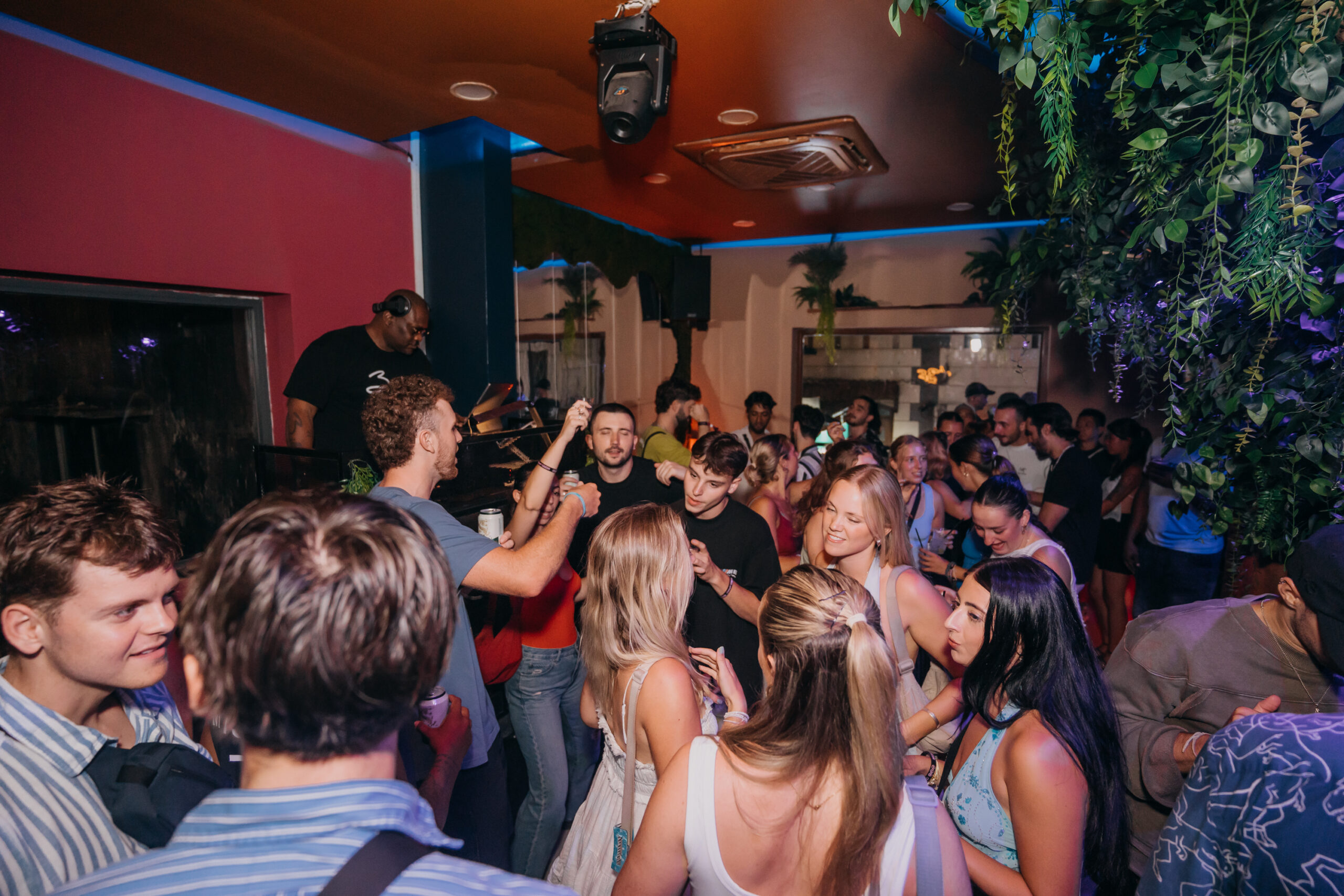 How Amapiano is Reshaping Global Dance Floors: Trend Moves, Viral Dances & Street Styles 9 Amapiano dance performance filled with rhythm, joy, and African energy — dancers moving to the soulful beats that define Monaco Lauren’s Amapiano sound.