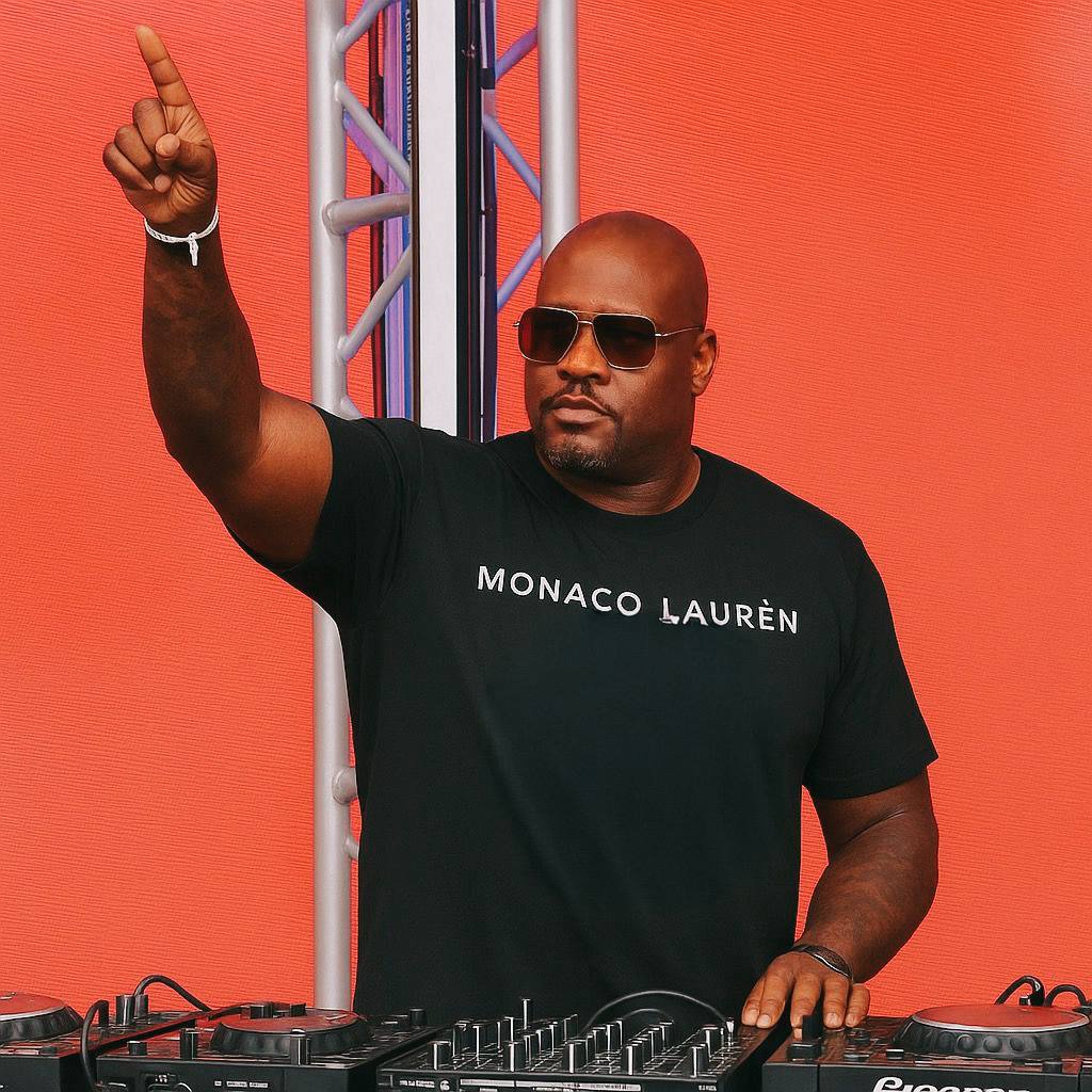 How Indo House Music Started: 7 Powerful Roots Behind the Global Sound 1 Monaco Lauren performing an Indo House DJ set — a visual story of how Indo House music started, blending traditional Indian instruments with modern house beats.
